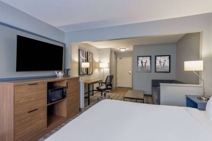 Room 33 of 69